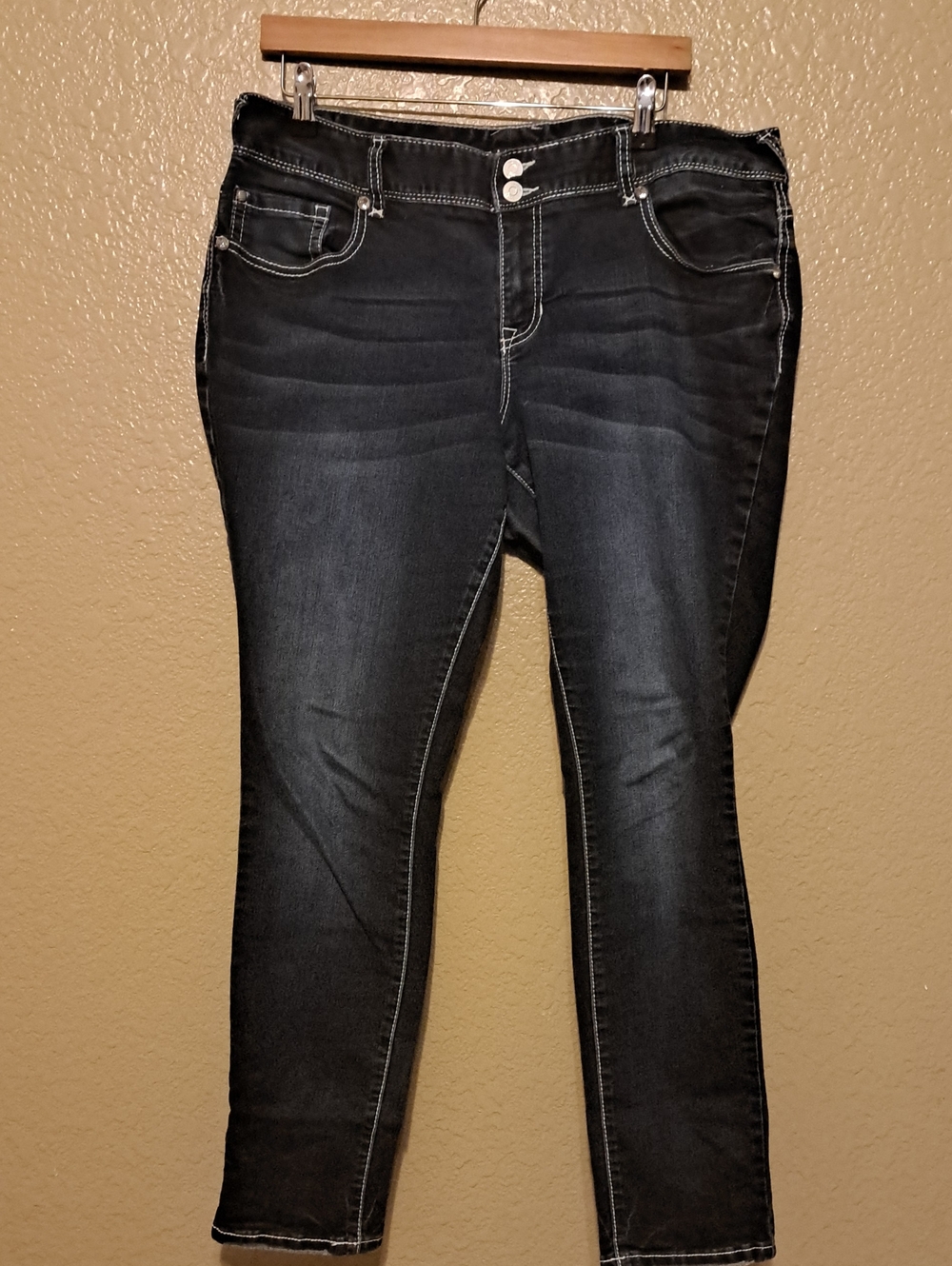 Premium Vanity Women’s Dark Wash Stretch Skinny Jeans. Size 33 Regular. Curvy.